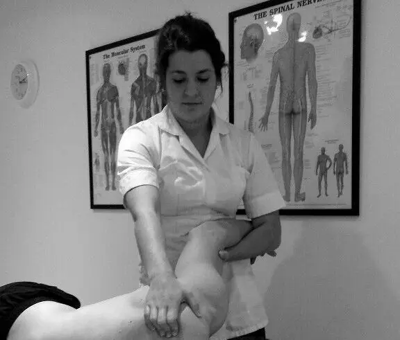 Osteo, treating shoulder injury in Wandsworth clinic